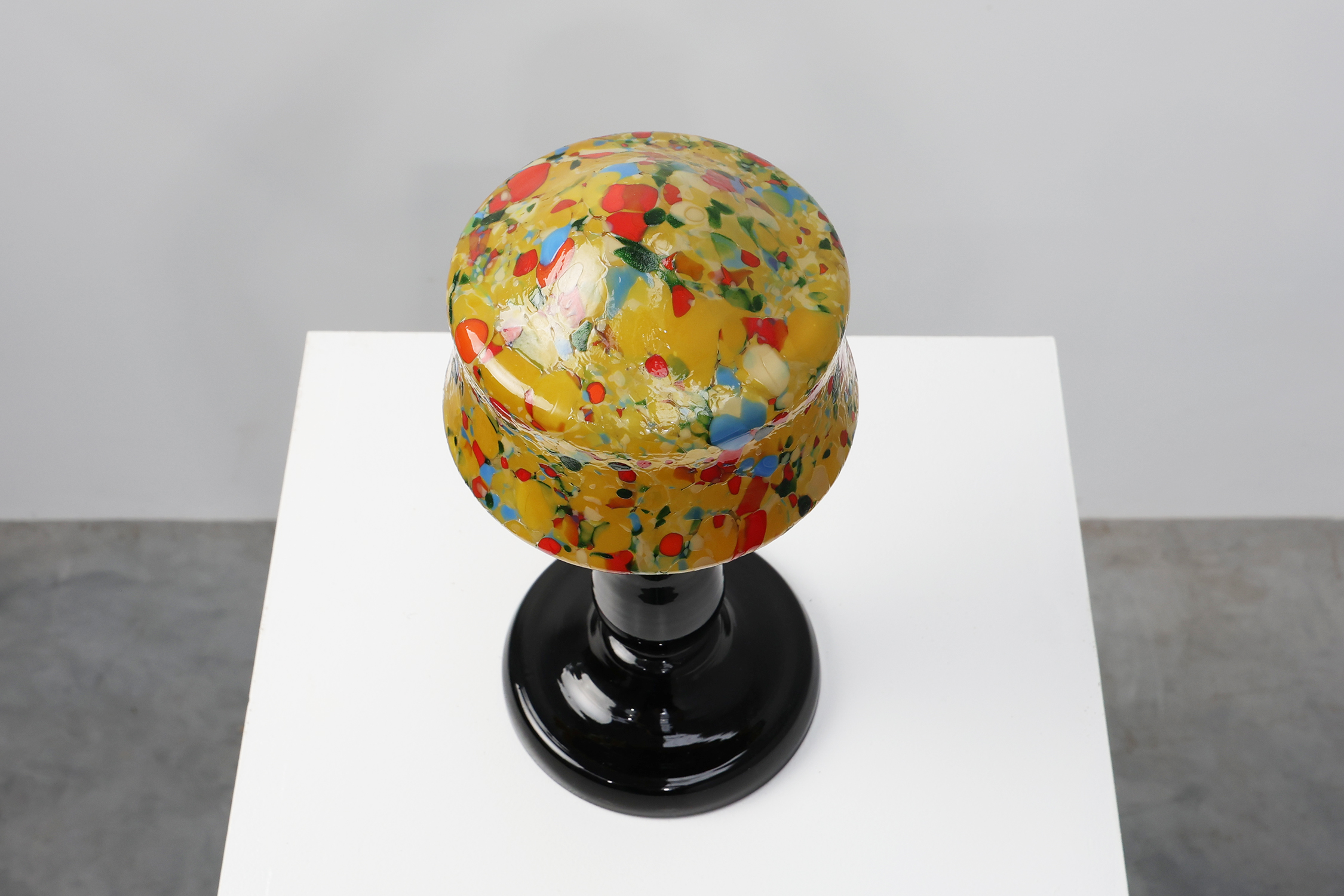 French Art Deco Table Lamp with Multicolored Spatter Glass Shade and Black Glass Base, 1920sthumbnail